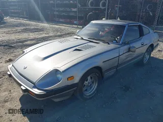 1983 Datsun 280ZX z VIN JN1HZ04S3DX562060, wystawiony jako IAAI lot #42063701 z przebiegiem 35 754 mil mil oraz . Historia ofert i sprzedaży dostępna na DreamBid. Obrazek 2.