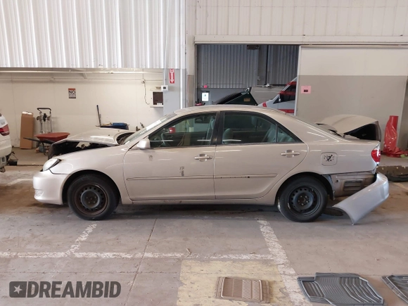 2006 Toyota Camry STD z VIN 4T1BE32K66U659112, wystawiony jako IAAI lot #42083932 z przebiegiem 217 645 mil mil oraz . Historia ofert i sprzedaży dostępna na DreamBid. Obrazek 14.