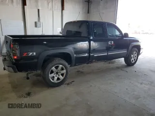 2005 Chevrolet Silverado 1500 Z71 z VIN 1GCEK19B75Z241454, wystawiony jako Copart lot #52154325 z przebiegiem 203 436 mil mil oraz Szkoda całkowita • Salvage title. Historia ofert i sprzedaży dostępna na DreamBid. Obrazek 3.