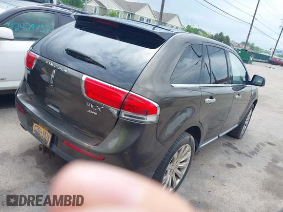 2011 Lincoln MKX z VIN 2LMDJ8JK5BBJ14834, wystawiony jako IAAI lot #42456295 z przebiegiem 171 966 mil mil oraz . Historia ofert i sprzedaży dostępna na DreamBid. Obrazek 4.