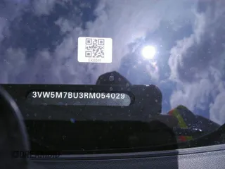 2024 Volkswagen Jetta S z VIN 3VW5M7BU3RM054029, wystawiony jako IAAI lot #42809045 z przebiegiem 22 859 mil mil oraz . Historia ofert i sprzedaży dostępna na DreamBid. Obrazek 21.