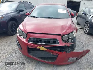 2012 Chevrolet Sonic LT z VIN 1G1JD6SBXC4179292, wystawiony jako IAAI lot #41940825 z przebiegiem 185 150 mil mil oraz . Historia ofert i sprzedaży dostępna na DreamBid. Obrazek 12.