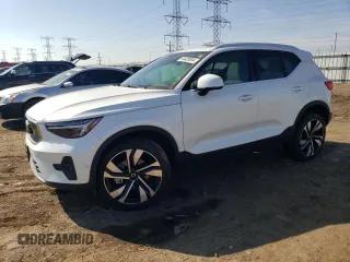 2023 Volvo XC40 Ultimate Bright Theme с VIN YV4L12UA5P2001018, выставлен на аукционе Copart как лот 44428554 с пробегом 7 463 миль миль и . История ставок и продаж доступна на DreamBid. Изображение 1.