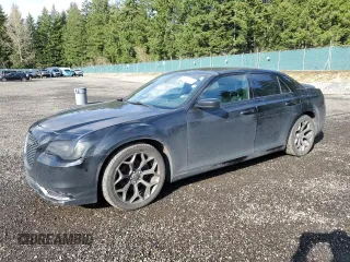 2016 Chrysler 300 S z VIN 2C3CCABG9GH260489, wystawiony jako Copart lot #51368245 z przebiegiem 136 981 mil mil oraz Szkoda całkowita • Salvage title. Historia ofert i sprzedaży dostępna na DreamBid. Obrazek 1.