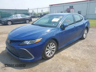 2023 Toyota Camry LE z VIN 4T1R11AK9PU180068, wystawiony jako IAAI lot #42483656 z przebiegiem 59 312 mil mil oraz . Historia ofert i sprzedaży dostępna na DreamBid. Obrazek 2.