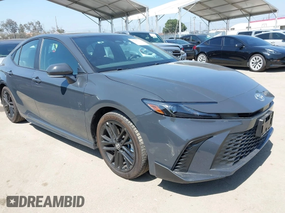 2025 Toyota Camry LE z VIN 4T1DAACK7SU531768, wystawiony jako IAAI lot #42187559 z przebiegiem 26 348 mil mil oraz . Historia ofert i sprzedaży dostępna na DreamBid. Obrazek 1.