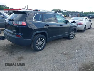 2019 Jeep Cherokee Latitude Plus z VIN 1C4PJLLB5KD316077, wystawiony jako IAAI lot #42723693 z przebiegiem 103 758 mil mil oraz . Historia ofert i sprzedaży dostępna na DreamBid. Obrazek 4.