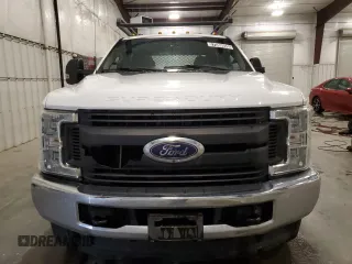 2017 Ford F-250 Lariat z VIN 1FT7W2B6XHEB62470, wystawiony jako Copart lot #57589055 z przebiegiem 131 273 mil mil oraz Czysty tytuł • Clean title. Historia ofert i sprzedaży dostępna na DreamBid. Obrazek 5.