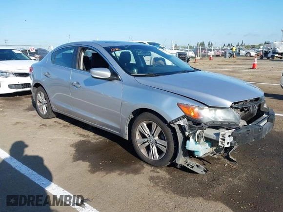 2013 Acura ILX with VIN 19VDE1F32DE014675, listed as a IAAI auction lot 41867371 with 177,361 mi miles. Bid and sale history available at carsss.com. Image 1.