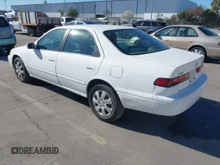1998 Toyota Camry LE z VIN JT2BF22K9W0090879, wystawiony jako IAAI lot #41860538 z przebiegiem 248 879 mil mil oraz . Historia ofert i sprzedaży dostępna na DreamBid. Obrazek 3.