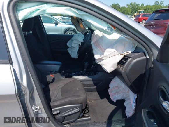 2020 Jeep Cherokee Latitude z VIN 1C4PJLCB3LD615147, wystawiony jako IAAI lot #42569825 z przebiegiem 128 952 mil mil oraz . Historia ofert i sprzedaży dostępna na DreamBid. Obrazek 5.