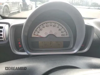 2009 Smart fortwo Pure z VIN WMEEJ31X89K276221, wystawiony jako Copart lot #57912565 z przebiegiem 118 701 mil mil oraz Szkody całkowita. Historia ofert i sprzedaży dostępna na DreamBid. Obrazek 9.