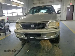 1998 Ford Expedition XLT z VIN 1FMPU18L1WLC33329, wystawiony jako Copart lot #41666625 z przebiegiem 137 786 mil mil oraz Czysty tytuł • Clean title. Historia ofert i sprzedaży dostępna na DreamBid. Obrazek 12.
