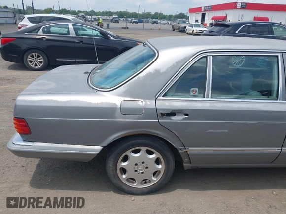 1987 Mercedes-Benz 300 SDL z VIN WDBCB25D6HA329689, wystawiony jako IAAI lot #42438703 z przebiegiem 237 677 mil mil oraz . Historia ofert i sprzedaży dostępna na DreamBid. Obrazek 6.