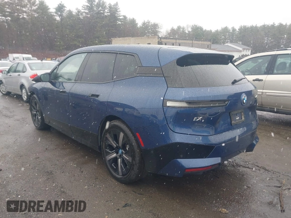 2023 BMW iX xDrive50 z VIN WB523CF08PCM23678, wystawiony jako IAAI lot #41930985 z przebiegiem 19 040 mil mil oraz . Historia ofert i sprzedaży dostępna na DreamBid. Obrazek 3.