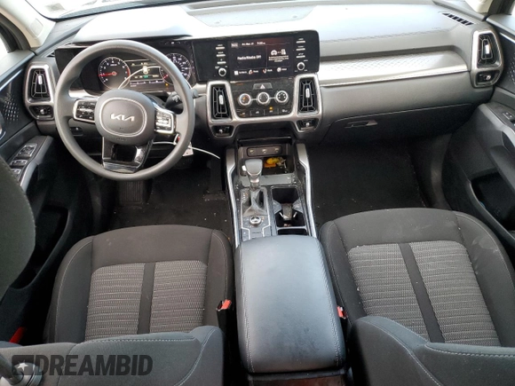 2022 Kia Sorento LX z VIN 5XYRGDLC5NG151997, wystawiony jako Copart lot #49039095 z przebiegiem 30 886 mil mil oraz Szkoda całkowita • Salvage title. Historia ofert i sprzedaży dostępna na DreamBid. Obrazek 8.