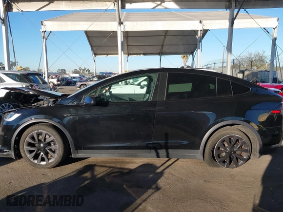 2022 Tesla Model X Plaid z VIN 7SAXCBE60NF351288, wystawiony jako IAAI lot #40847518 z przebiegiem 28 149 mil mil oraz . Historia ofert i sprzedaży dostępna na DreamBid. Obrazek 14.