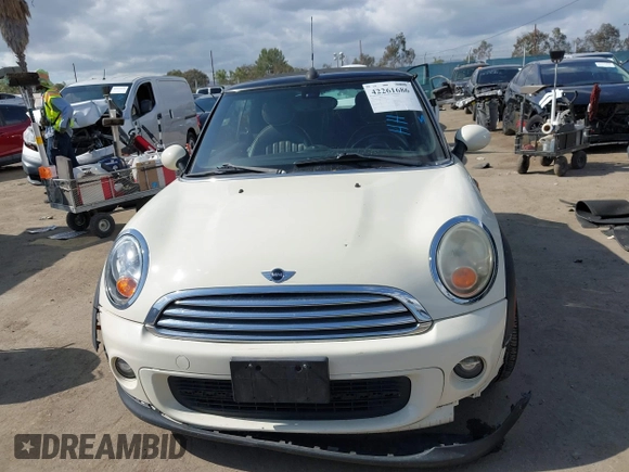2012 MINI Convertible z VIN WMWZN3C53CT134194, wystawiony jako IAAI lot #42261686 z przebiegiem 104 099 mil mil oraz . Historia ofert i sprzedaży dostępna na DreamBid. Obrazek 12.