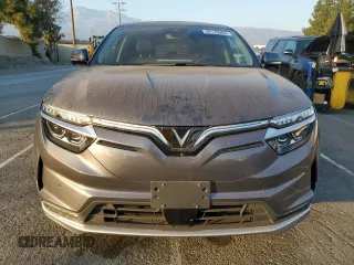 2023 VinFast VF 8 Eco z VIN RLLV1AEB5PH001147, wystawiony jako Copart lot #89176965 z przebiegiem 3131 mil mil oraz Szkody całkowita. Historia ofert i sprzedaży dostępna na DreamBid. Obrazek 5.