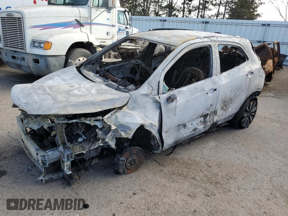 2020 Buick Encore Essence z VIN KL4CJGSB7LB048177, wystawiony jako Copart lot #89152405 z przebiegiem Nie podano mil oraz Nie do naprawy. Historia ofert i sprzedaży dostępna na DreamBid. Obrazek 1.