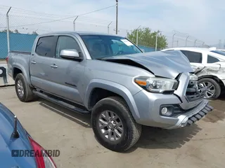 2017 Toyota Tacoma SR5 z VIN 3TMAZ5CN0HM038271, wystawiony jako IAAI lot #42042570 z przebiegiem 81 978 mil mil oraz . Historia ofert i sprzedaży dostępna na DreamBid. Obrazek 1.
