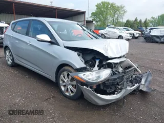 2013 Hyundai Accent SE z VIN KMHCU5AE8DU076696, wystawiony jako IAAI lot #42213872 z przebiegiem Nie podano mil oraz . Historia ofert i sprzedaży dostępna na DreamBid. Obrazek 1.