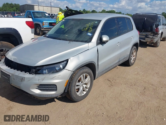 2013 Volkswagen Tiguan SE z VIN WVGBV7AX3DW502501, wystawiony jako IAAI lot #42827693 z przebiegiem 107 413 mil mil oraz . Historia ofert i sprzedaży dostępna na DreamBid. Obrazek 2.
