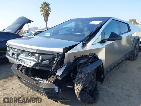 2024 Tesla Cybertruck с VIN 7G2CEHEDXRA050258, выставлен на аукционе IAAI как лот 41200586 с пробегом 495 миль миль и . История ставок и продаж доступна на DreamBid. Изображение 6.