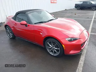 2017 Mazda MX-5 Miata Grand Touring z VIN JM1NDAD78H0122771, wystawiony jako IAAI lot #42017687 z przebiegiem 45 994 mil mil oraz . Historia ofert i sprzedaży dostępna na DreamBid. Obrazek 1.