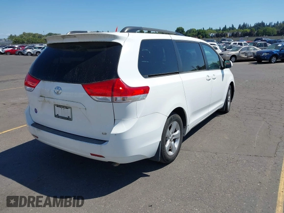 2013 Toyota Sienna LE AAS z VIN 5TDKK3DC0DS352376, wystawiony jako IAAI lot #42734860 z przebiegiem 184 622 mil mil oraz . Historia ofert i sprzedaży dostępna na DreamBid. Obrazek 4.