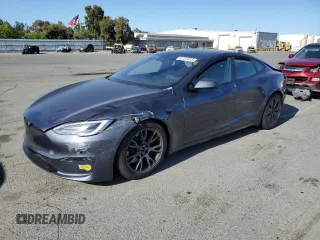 2022 Tesla Model S z VIN 5YJSA1E53NF462884, wystawiony jako Copart lot #62701915 z przebiegiem Nie podano mil oraz Szkoda całkowita • Salvage title. Historia ofert i sprzedaży dostępna na DreamBid. Obrazek 1.
