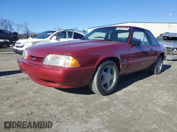 1993 Ford Mustang z VIN 1FACP40E4PF155840, wystawiony jako Copart lot #88301375 z przebiegiem 2 135 mil mil oraz Czysty tytuł • Clean title. Historia ofert i sprzedaży dostępna na DreamBid. Obrazek 1.