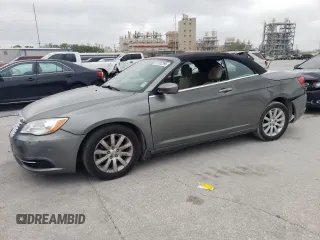 2013 Chrysler 200 Touring z VIN 1C3BCBEBXDN511847, wystawiony jako Copart lot #51052995 z przebiegiem 130 158 mil mil oraz Szkoda całkowita • Salvage title. Historia ofert i sprzedaży dostępna na DreamBid. Obrazek 1.