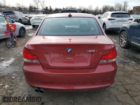 2011 BMW 1 Series 128i z VIN WBAUP9C52BVL89574, wystawiony jako Copart lot #43713545 z przebiegiem 121 819 mil mil oraz Szkody całkowita. Historia ofert i sprzedaży dostępna na DreamBid. Obrazek 6.
