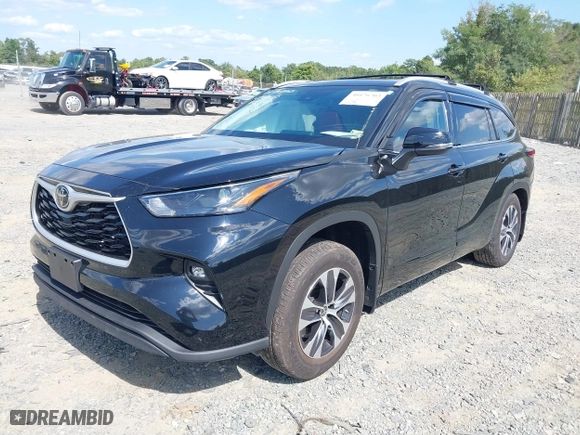 2022 Toyota Highlander XLE with VIN 5TDGZRBH1NS240125, listed as a IAAI auction lot 40176703 with 24,833 mi miles. Bid and sale history available at carsss.com. Image 2.