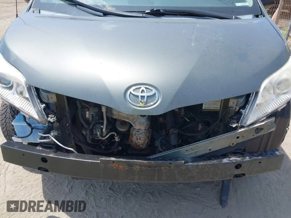 2012 Toyota Sienna z VIN 5TDZK3DC8CS274703, wystawiony jako IAAI lot #39643784 z przebiegiem 111 572 mil mil oraz . Historia ofert i sprzedaży dostępna na DreamBid. Obrazek 6.