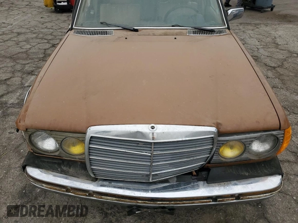 1981 Mercedes-Benz 300 D z VIN WDBAB30A3BB219467, wystawiony jako Copart lot #76183454 z przebiegiem 123 938 mil mil oraz Czysty tytuł • Clean title. Historia ofert i sprzedaży dostępna na DreamBid. Obrazek 11.