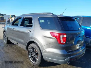 2018 Ford Explorer XLT z VIN 1FM5K7D87JGA54005, wystawiony jako IAAI lot #41879565 z przebiegiem 152 226 mil mil oraz . Historia ofert i sprzedaży dostępna na DreamBid. Obrazek 3.
