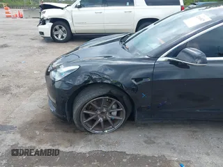 2018 Tesla Model 3 Long Range Battery z VIN 5YJ3E1EA2JF156808, wystawiony jako IAAI lot #42160829 z przebiegiem 106 258 mil mil oraz . Historia ofert i sprzedaży dostępna na DreamBid. Obrazek 6.