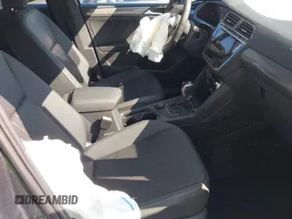 2024 Volkswagen Tiguan SE R-Line Black z VIN 3VV8B7AX0RM231879, wystawiony jako IAAI lot #41924255 z przebiegiem 1 098 mil mil oraz . Historia ofert i sprzedaży dostępna na DreamBid. Obrazek 5.