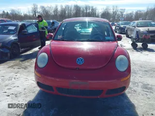 2008 Volkswagen New Beetle Coupe S with VIN 3VWPW31CX8M526844, listed as a IAAI auction lot 41672088 with 141,506 mi miles. Bid and sale history available at carsss.com. Image 6.