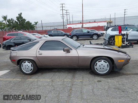 1983 Porsche 928 z VIN WP0JB0928DS860094, wystawiony jako IAAI lot #42106022 z przebiegiem 121 873 mil mil oraz . Historia ofert i sprzedaży dostępna na DreamBid. Obrazek 14.