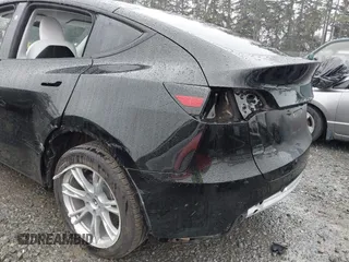 2024 Tesla Model Y Long Range z VIN 7SAYGDEE4RF014480, wystawiony jako IAAI lot #41979686 z przebiegiem 13 829 mil mil oraz . Historia ofert i sprzedaży dostępna na DreamBid. Obrazek 6.
