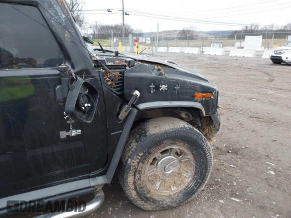 2007 Hummer H2 SUV z VIN 5GRGN23UX7H111093, wystawiony jako IAAI lot #41262675 z przebiegiem Nie podano mil oraz . Historia ofert i sprzedaży dostępna na DreamBid. Obrazek 21.