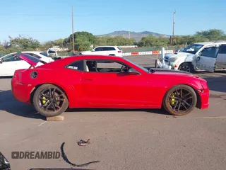 2010 Chevrolet Camaro 2SS z VIN 2G1FK1EJ9A9119483, wystawiony jako IAAI lot #41232292 z przebiegiem 51 403 mil mil oraz . Historia ofert i sprzedaży dostępna na DreamBid. Obrazek 14.