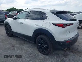 2024 Mazda CX-30 Premium z VIN 3MVDMBDY7RM706554, wystawiony jako IAAI lot #42322863 z przebiegiem 2817 mil mil oraz . Historia ofert i sprzedaży dostępna na DreamBid. Obrazek 3.