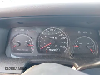 2002 Ford Crown Victoria LX z VIN 2FAFP74W32X159473, wystawiony jako IAAI lot #41759610 z przebiegiem 86 523 mil mil oraz . Historia ofert i sprzedaży dostępna na DreamBid. Obrazek 7.