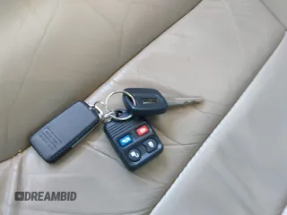 2000 Lincoln Town Car Signature z VIN 1LNHM82W1YY869805, wystawiony jako IAAI lot #42051938 z przebiegiem 125 940 mil mil oraz . Historia ofert i sprzedaży dostępna na DreamBid. Obrazek 11.