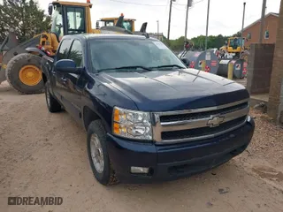 2007 Chevrolet Silverado 1500 LT w/2LT with VIN 2GCEK13M071641765, listed as a IAAI auction lot 42031541 with 372,109 mi miles. Bid and sale history available at carsss.com. Image 1.