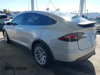 2016 Tesla Model X 70D z VIN 5YJXCBE25GF021322, wystawiony jako IAAI lot #41866368 z przebiegiem 95 072 mil mil oraz . Historia ofert i sprzedaży dostępna na DreamBid. Obrazek 3.